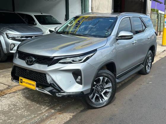 TOYOTA HILUX SW4 2.8 D-4D TURBO DIESEL SRX PLATINUM 7L 4X4 AUTOMÁTICO
